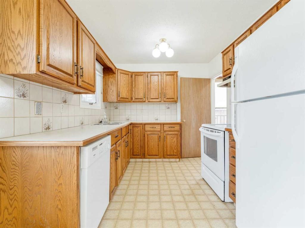 2110 19 Avenue South, Lethbridge, AB - Indoor Photo Showing Kitchen