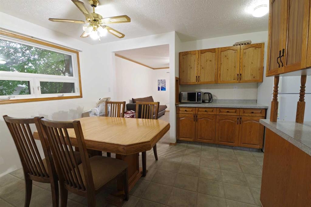 102 1 Avenue, Burdett, AB - Indoor Photo Showing Dining Room