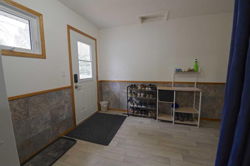 102 1 Avenue, Burdett, AB - Indoor Photo Showing Other Room