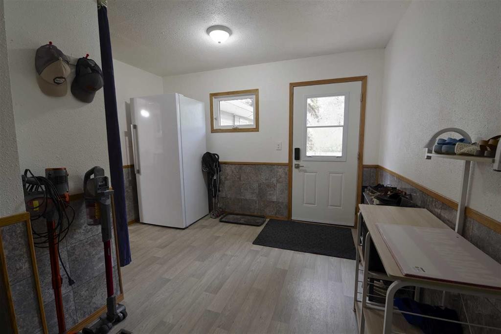 102 1 Avenue, Burdett, AB - Indoor
