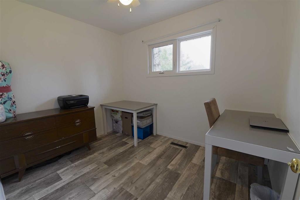 102 1 Avenue, Burdett, AB - Indoor
