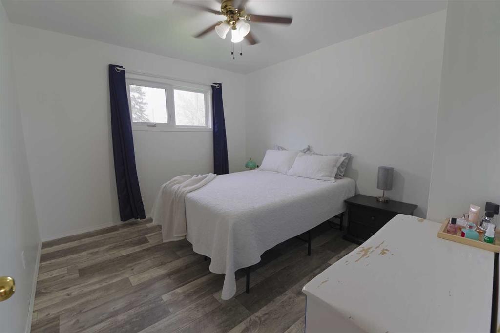 102 1 Avenue, Burdett, AB - Indoor Photo Showing Bedroom