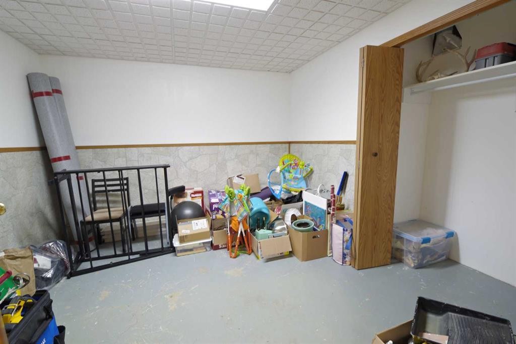 102 1 Avenue, Burdett, AB - Indoor Photo Showing Other Room