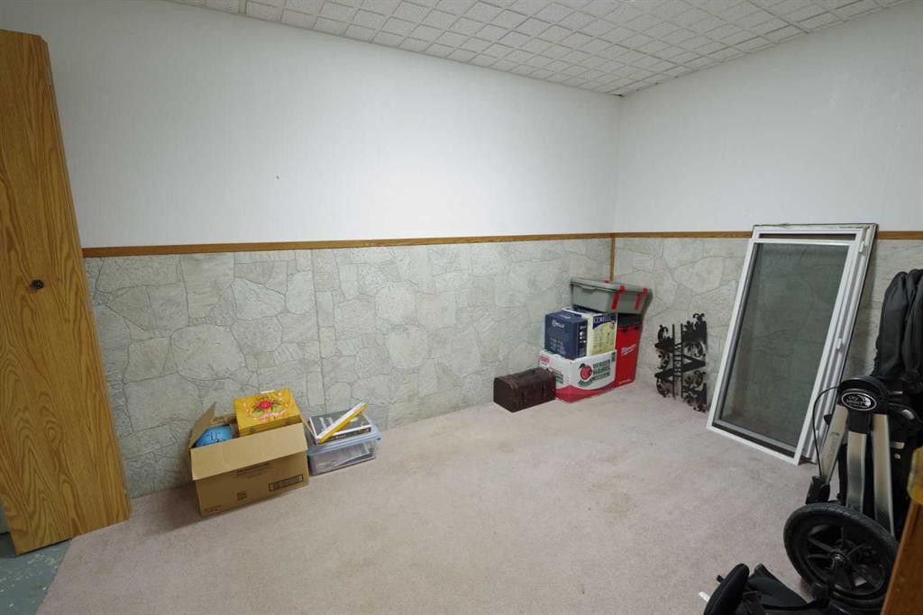102 1 Avenue, Burdett, AB - Indoor Photo Showing Other Room