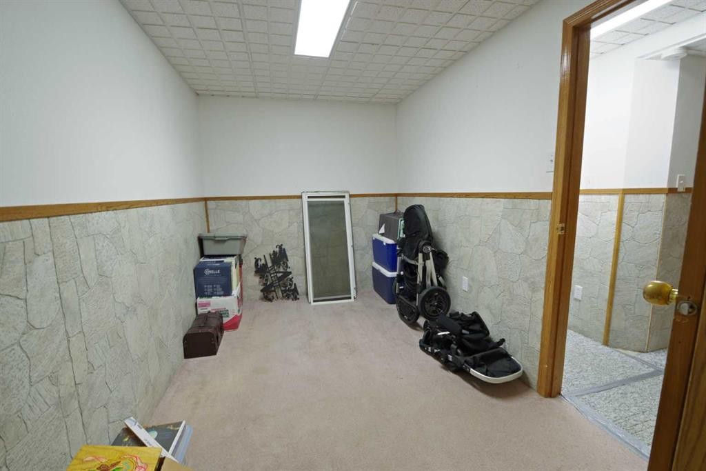 102 1 Avenue, Burdett, AB - Indoor Photo Showing Other Room