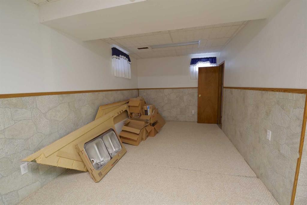 102 1 Avenue, Burdett, AB - Indoor Photo Showing Other Room