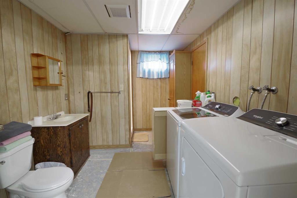 102 1 Avenue, Burdett, AB - Indoor Photo Showing Laundry Room
