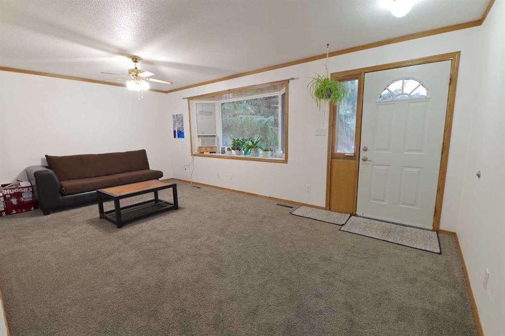 102 1 Avenue, Burdett, AB - Indoor Photo Showing Other Room