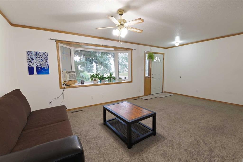102 1 Avenue, Burdett, AB - Indoor Photo Showing Other Room