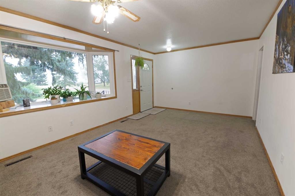 102 1 Avenue, Burdett, AB - Indoor Photo Showing Other Room