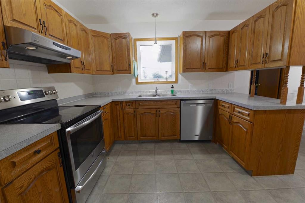 102 1 Avenue, Burdett, AB - Indoor Photo Showing Kitchen With Double Sink