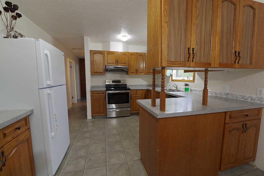 102 1 Avenue, Burdett, AB - Indoor Photo Showing Kitchen