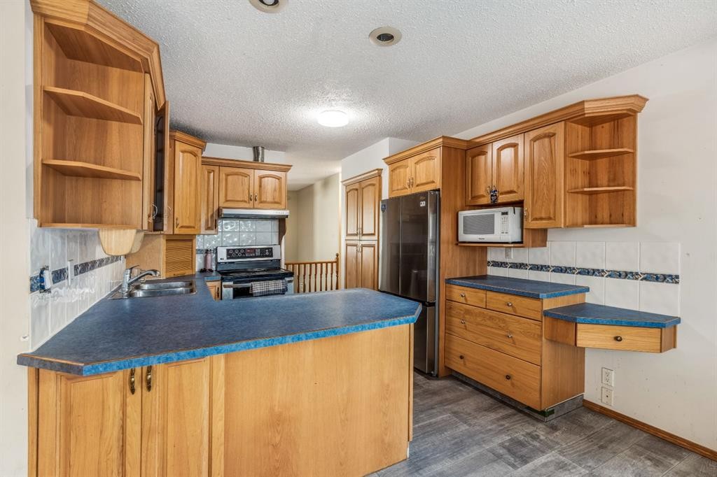 11 Rutgers Crescent West, Lethbridge, AB - Indoor Photo Showing Kitchen With Double Sink