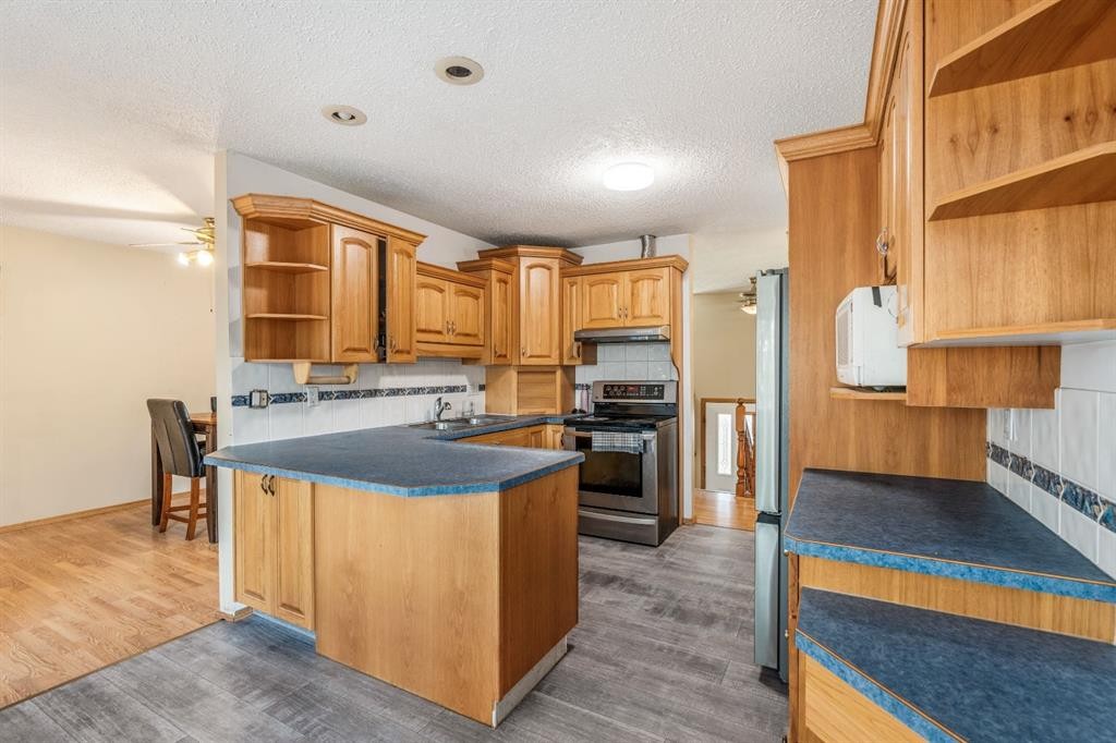 11 Rutgers Crescent West, Lethbridge, AB - Indoor Photo Showing Kitchen