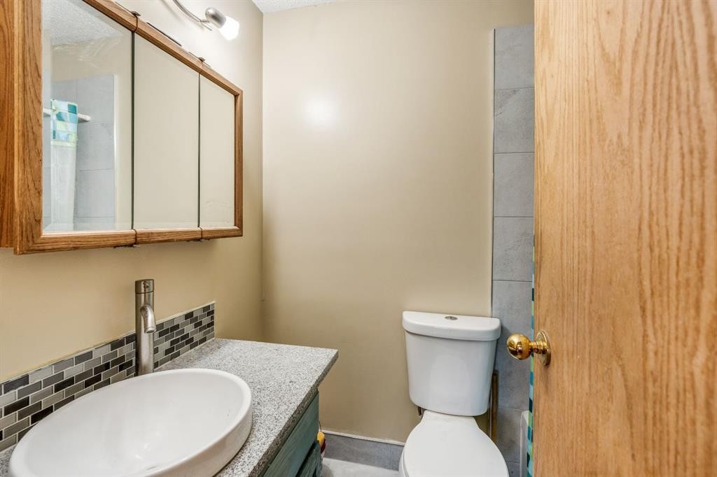 11 Rutgers Crescent West, Lethbridge, AB - Indoor Photo Showing Bathroom