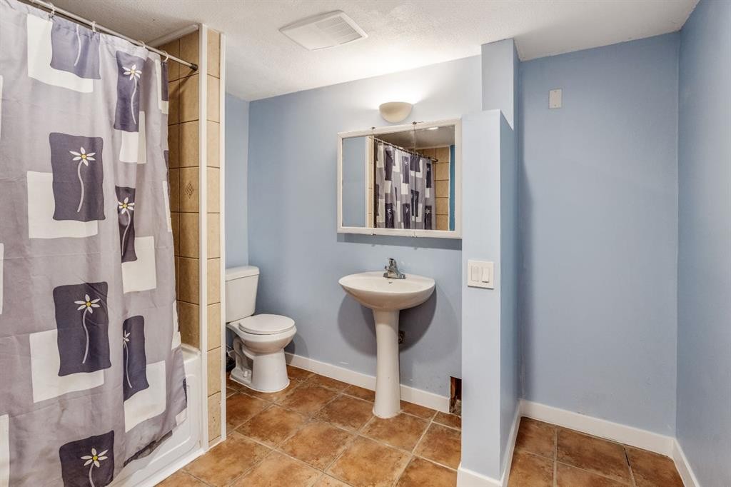11 Rutgers Crescent West, Lethbridge, AB - Indoor Photo Showing Bathroom