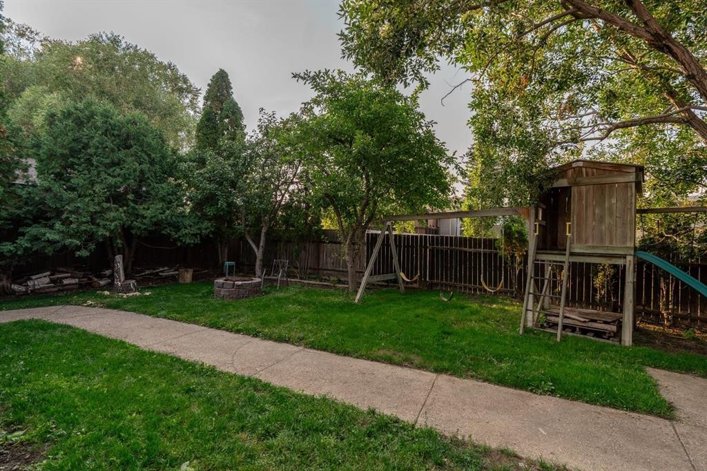 11 Rutgers Crescent West, Lethbridge, AB - Outdoor With Backyard