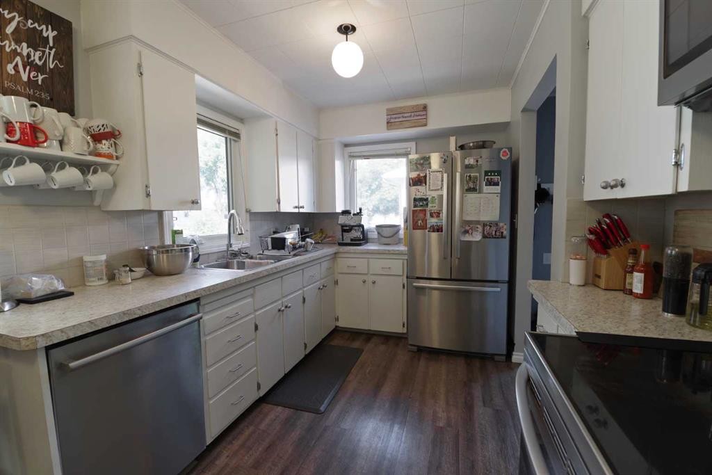 5408 45 Avenue, Taber, AB - Indoor Photo Showing Kitchen With Double Sink