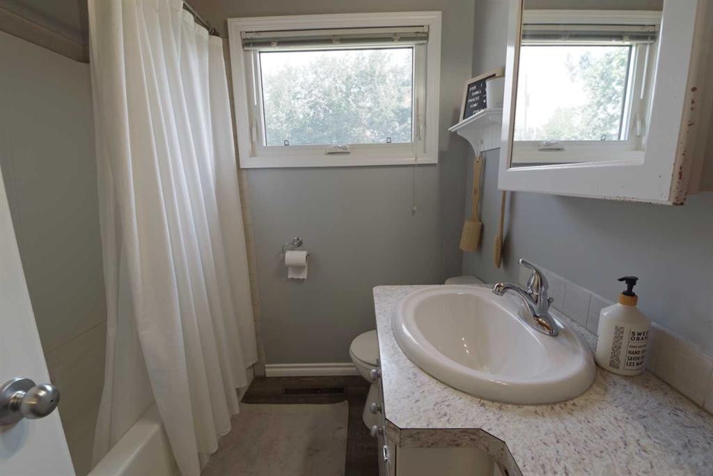 5408 45 Avenue, Taber, AB - Indoor Photo Showing Bathroom