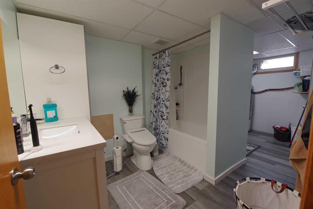 5408 45 Avenue, Taber, AB - Indoor Photo Showing Bathroom
