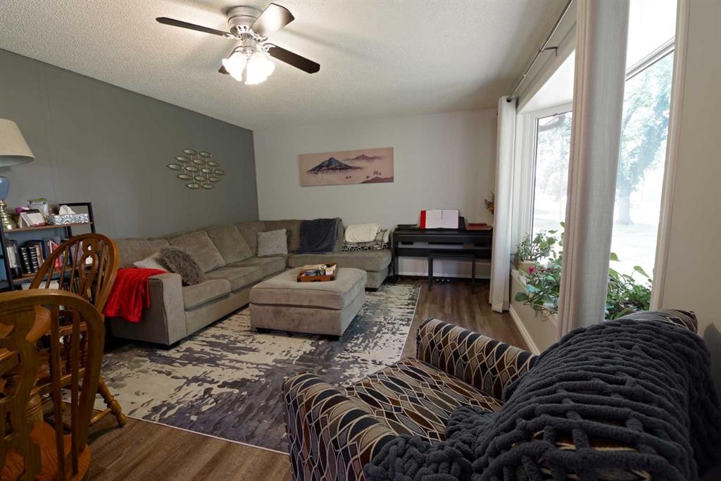 5408 45 Avenue, Taber, AB - Indoor Photo Showing Living Room