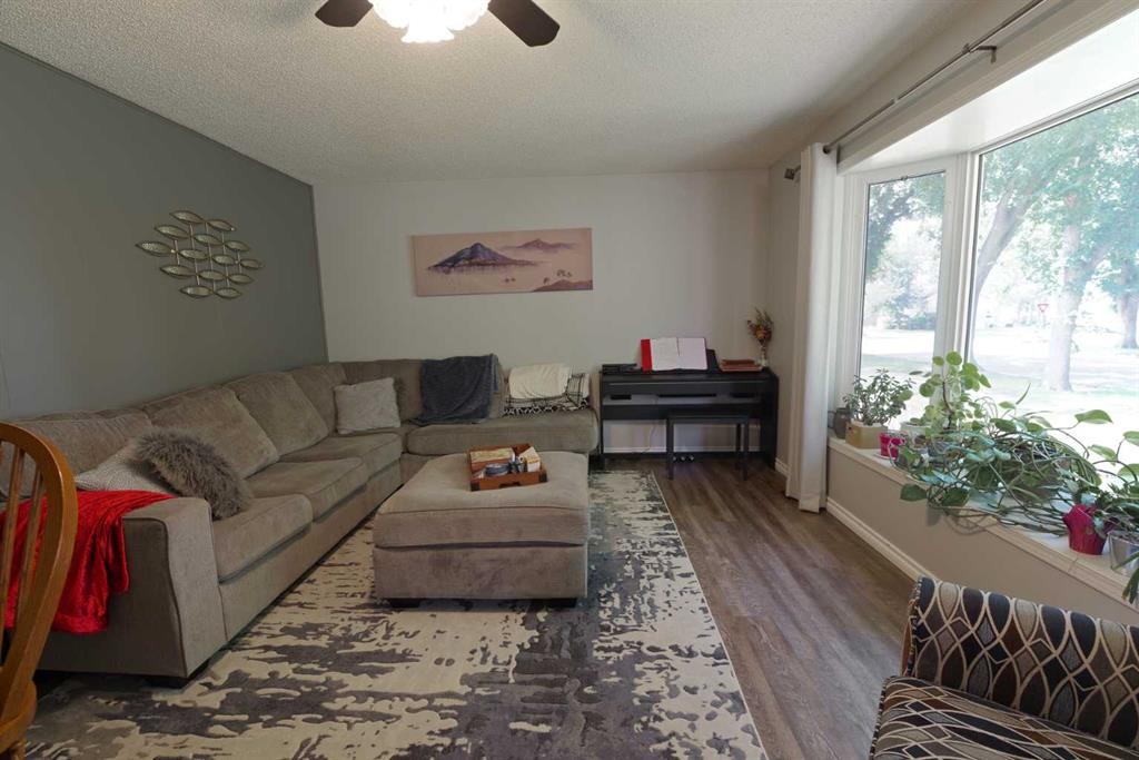 5408 45 Avenue, Taber, AB - Indoor Photo Showing Living Room