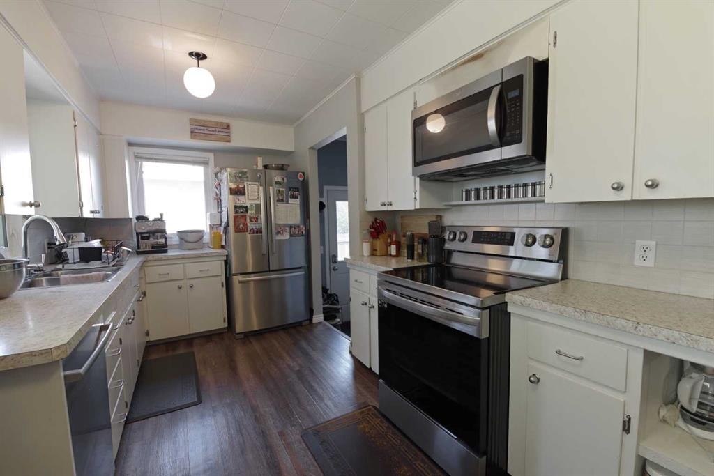 5408 45 Avenue, Taber, AB - Indoor Photo Showing Kitchen