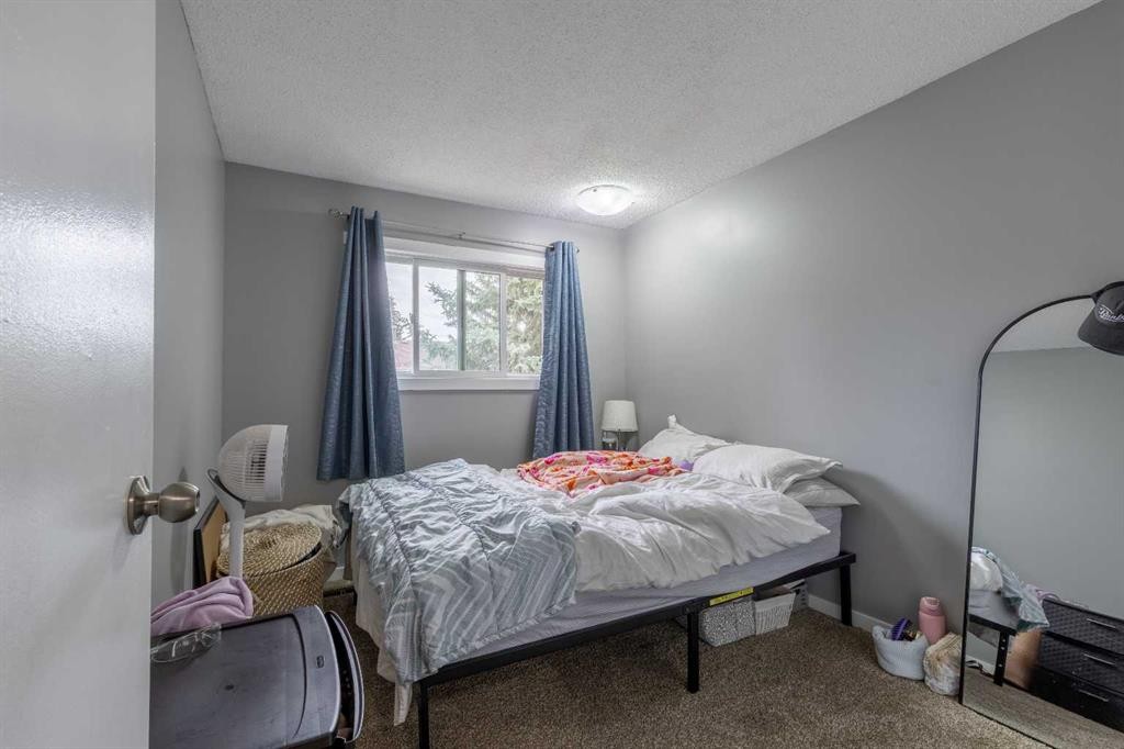 43-55 Lemoyne Crescent West, Lethbridge, AB - Indoor Photo Showing Bedroom