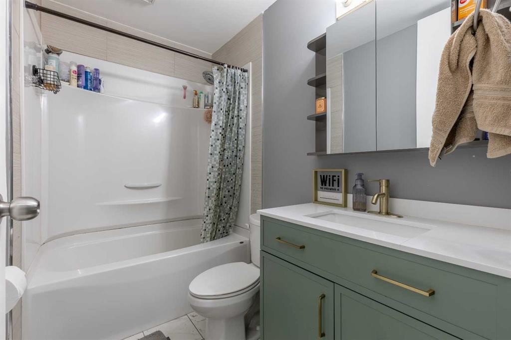 43-55 Lemoyne Crescent West, Lethbridge, AB - Indoor Photo Showing Bathroom
