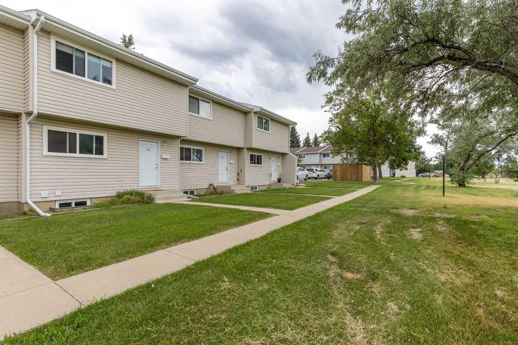 43-55 Lemoyne Crescent West, Lethbridge, AB - Outdoor
