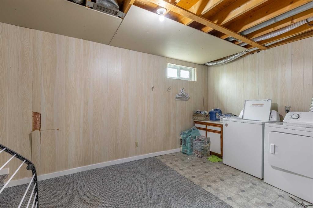 43-55 Lemoyne Crescent West, Lethbridge, AB - Indoor Photo Showing Laundry Room