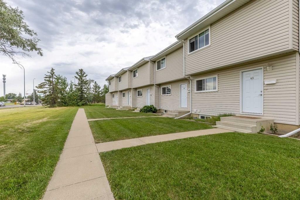43-55 Lemoyne Crescent West, Lethbridge, AB - Outdoor