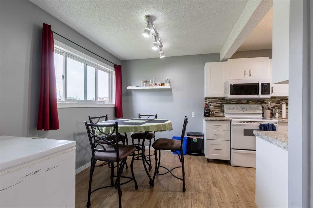 43-55 Lemoyne Crescent West, Lethbridge, AB - Indoor Photo Showing Kitchen