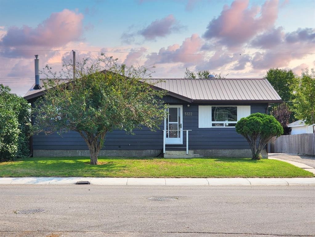 5122 5Th Street West, Claresholm, AB - Outdoor