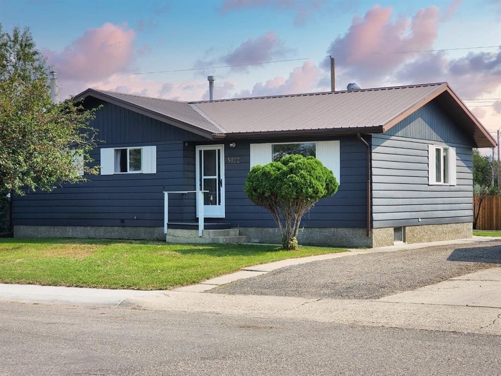 5122 5Th Street West, Claresholm, AB - Outdoor