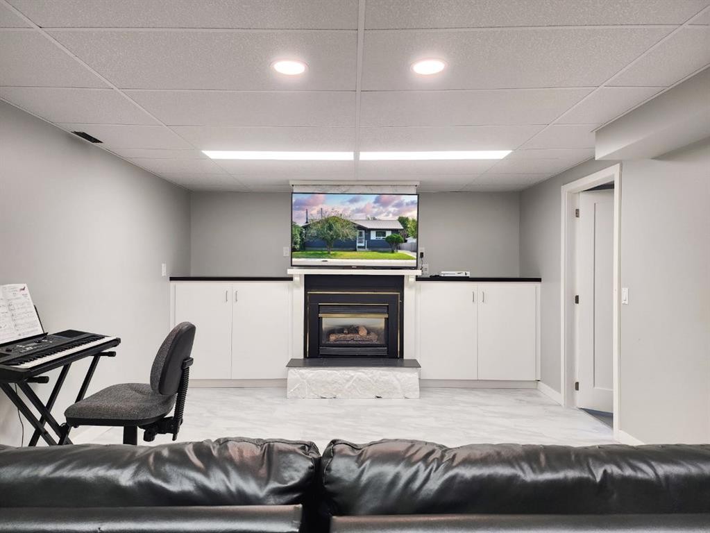 5122 5Th Street West, Claresholm, AB - Indoor