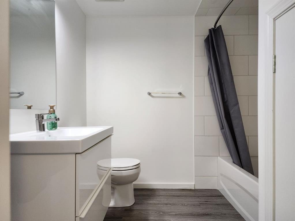 5122 5Th Street West, Claresholm, AB - Indoor Photo Showing Bathroom