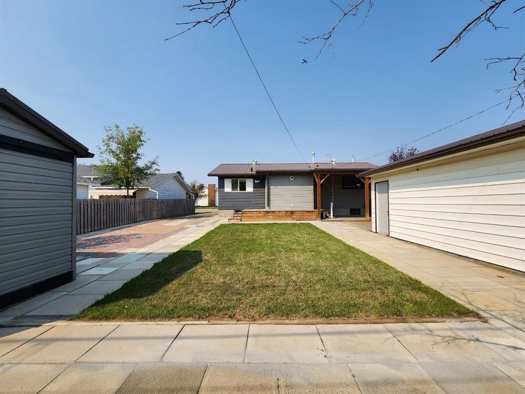 5122 5Th Street West, Claresholm, AB - Outdoor