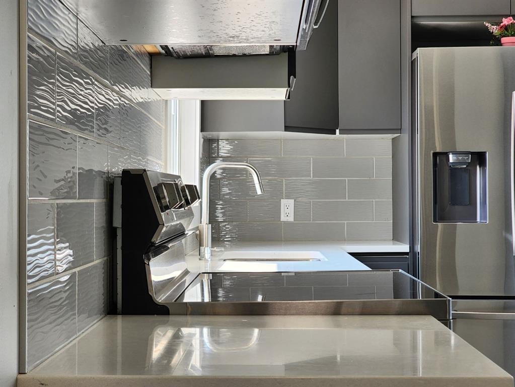 5122 5Th Street West, Claresholm, AB - Indoor Photo Showing Kitchen