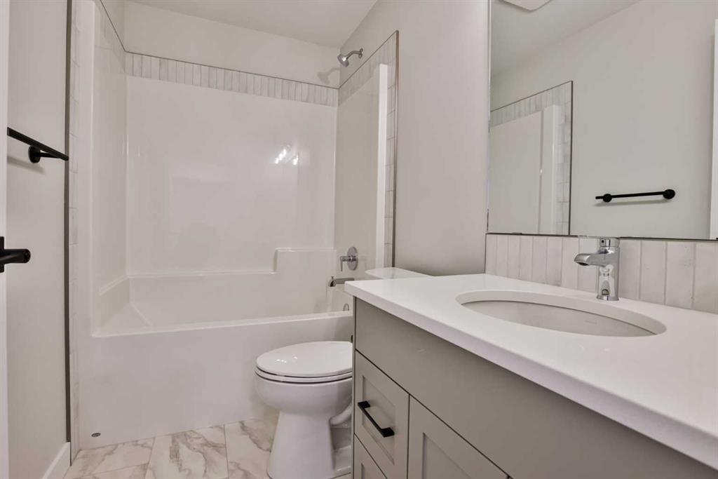 877 Devonia Circle West, Lethbridge, AB - Indoor Photo Showing Bathroom