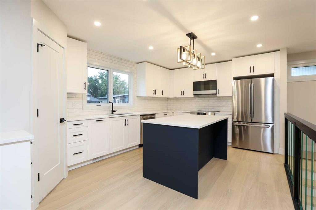 1418 25 Avenue North, Lethbridge, AB - Indoor Photo Showing Kitchen With Upgraded Kitchen