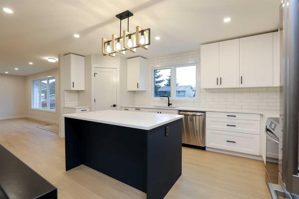 1418 25 Avenue North, Lethbridge, AB - Indoor Photo Showing Kitchen With Upgraded Kitchen