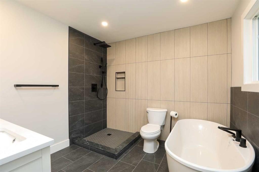 1418 25 Avenue North, Lethbridge, AB - Indoor Photo Showing Bathroom