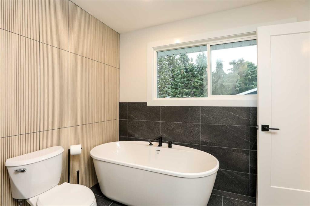 1418 25 Avenue North, Lethbridge, AB - Indoor Photo Showing Bathroom