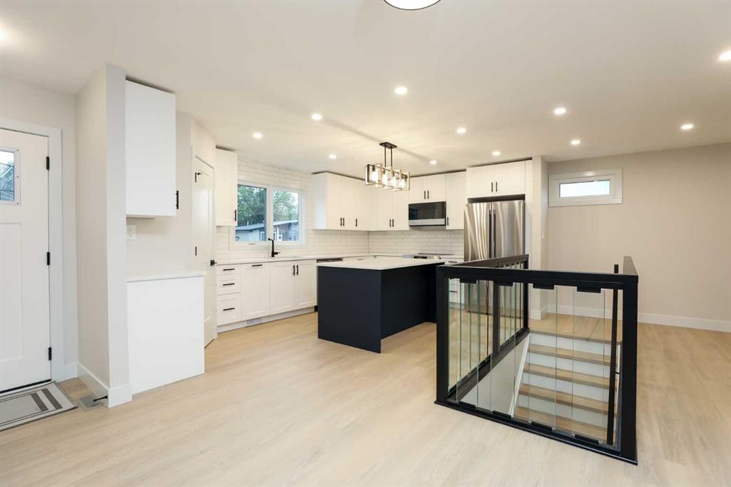 1418 25 Avenue North, Lethbridge, AB - Indoor Photo Showing Kitchen With Upgraded Kitchen