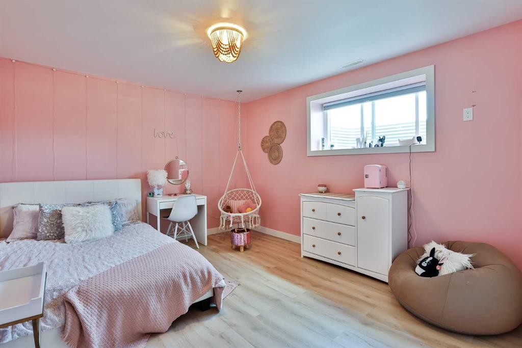 4241 60 Avenue, Taber, AB - Indoor Photo Showing Bedroom