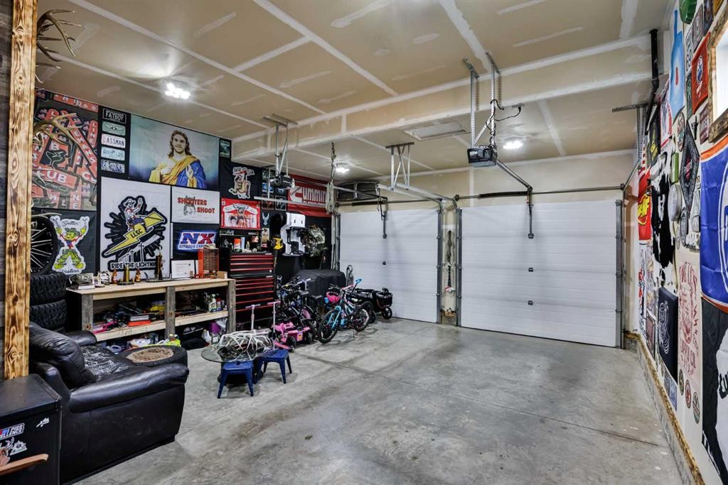4241 60 Avenue, Taber, AB - Indoor Photo Showing Garage
