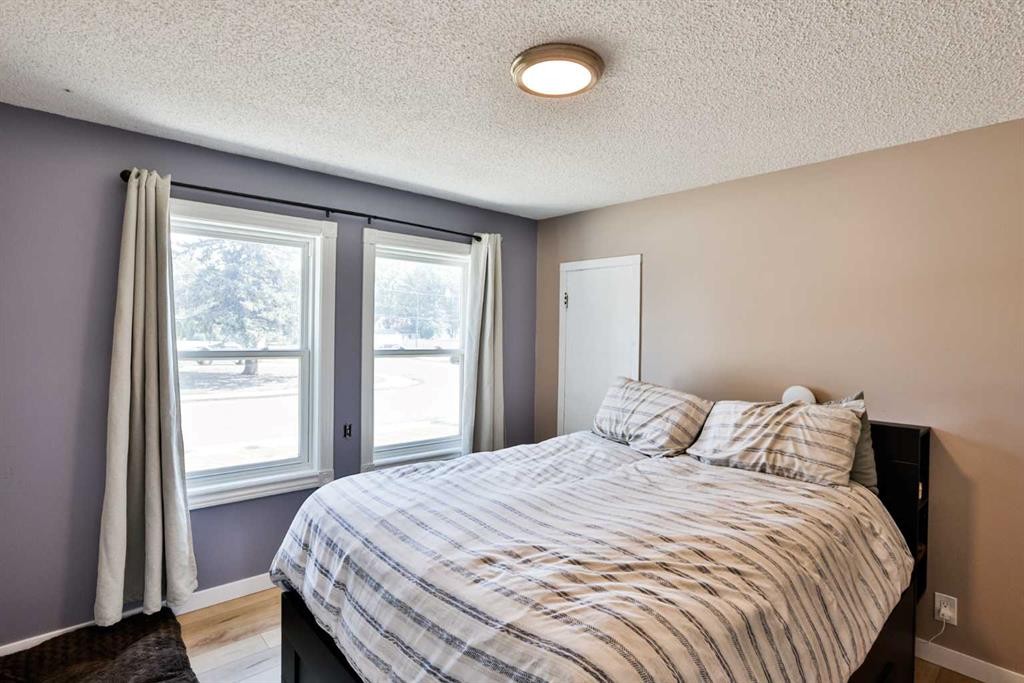 1009 6 Avenue North, Lethbridge, AB - Indoor Photo Showing Bedroom