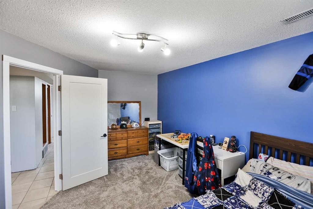 1009 6 Avenue North, Lethbridge, AB - Indoor Photo Showing Bedroom
