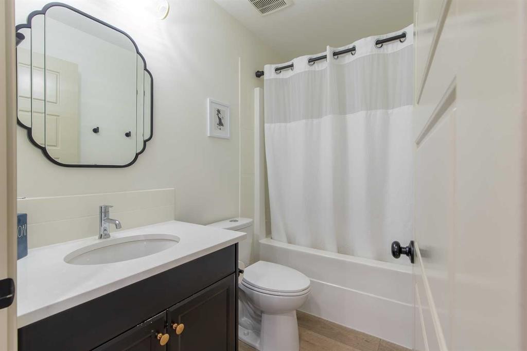 403 Caledonia Boulevard West, Lethbridge, AB - Indoor Photo Showing Bathroom